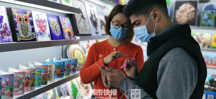 义乌小商品城今天开市迎客，有史以来最早，有商户刚一开门就接到5万美金订货款
