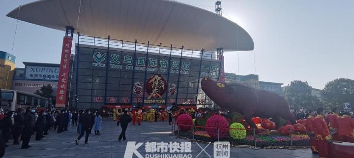 义乌小商品城今天开市迎客，有史以来最早，有商户刚一开门就接到5万美金订货款