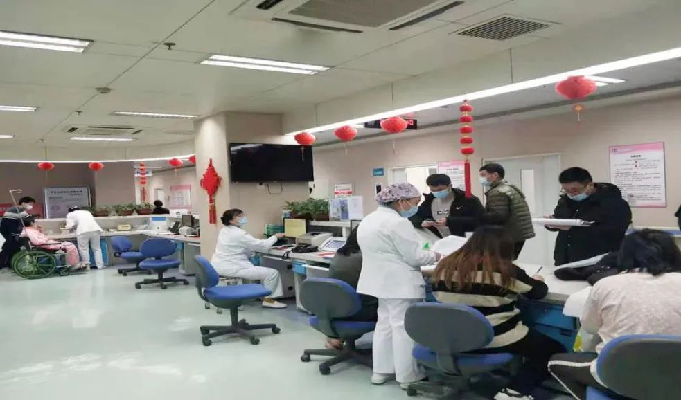 妇产科医护人员坚守岗位,产科医生节日坚守岗位