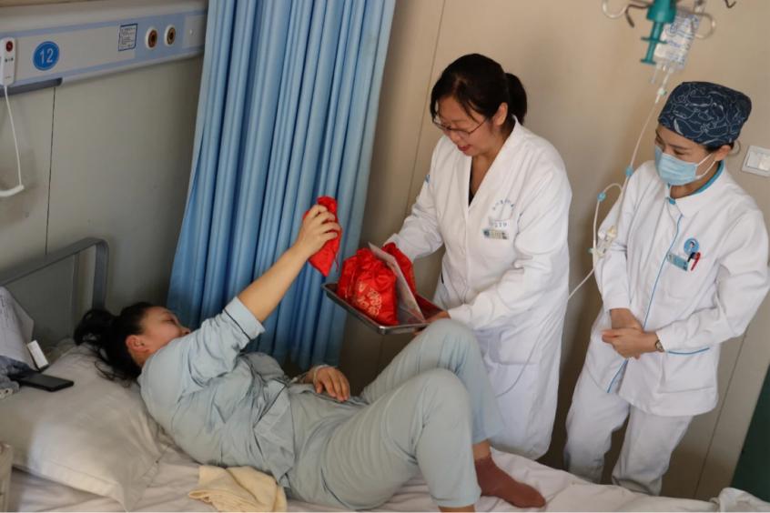 妇产科医护人员坚守岗位,产科医生节日坚守岗位