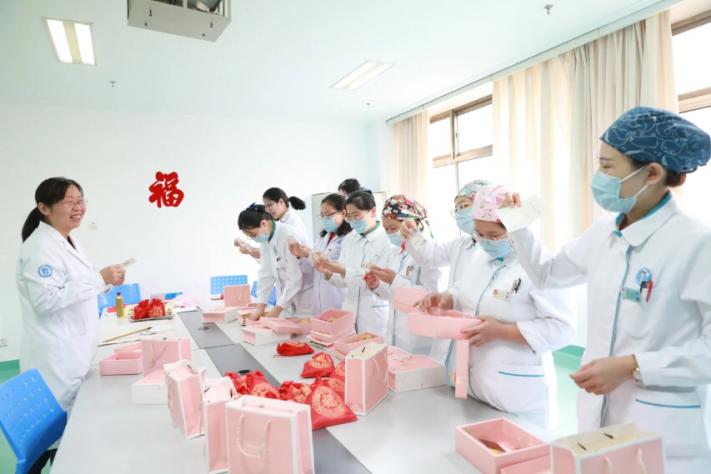 妇产科医护人员坚守岗位,产科医生节日坚守岗位