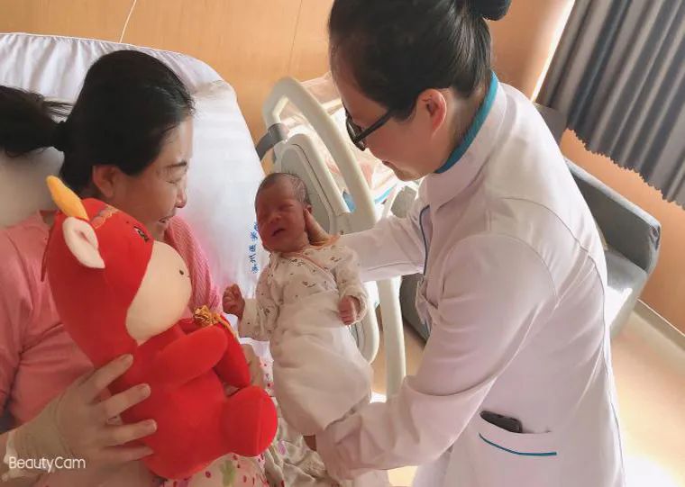 妇产科医护人员坚守岗位,产科医生节日坚守岗位