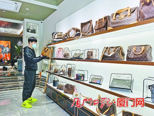 厦门奢侈品市场：春节日销售额比往常多三成不少漳州泉州顾客线上订货