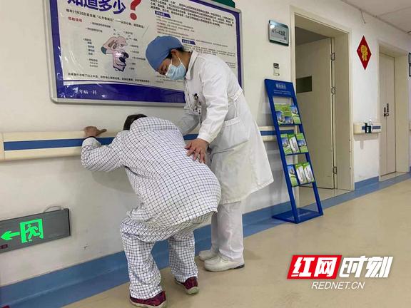 走路僵硬缓慢怎么回事,走路不稳健的原因和调理方法