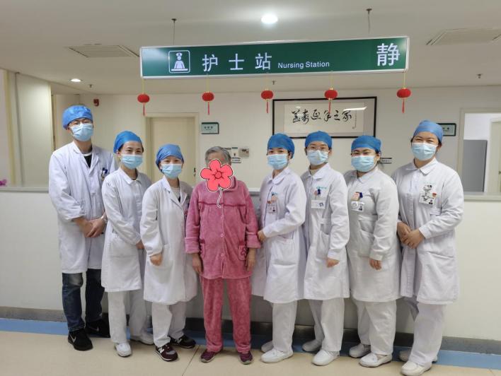 老人走路很快停不下来是什么病,老人走路缓慢微颤抖