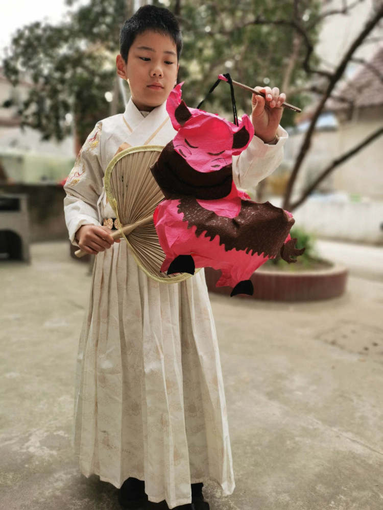 这位崇明妈妈每年给孩子做一个手工元宵灯笼!8个生肖造型灯笼,孩子拎着拎着就长大了