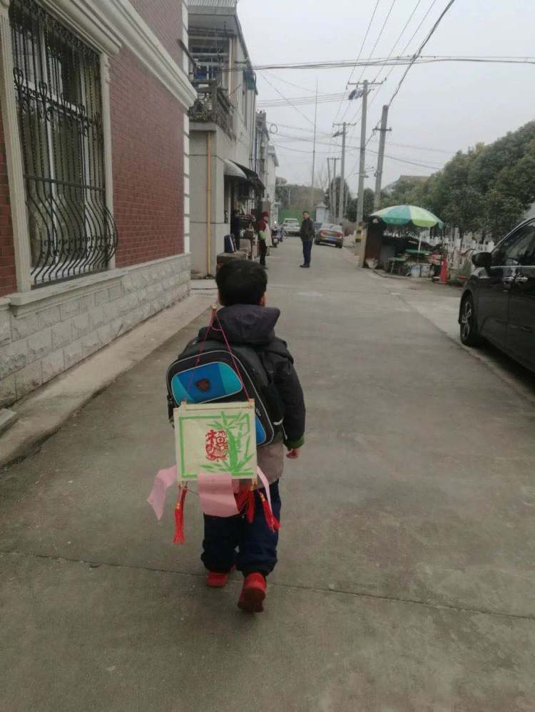 这位崇明妈妈每年给孩子做一个手工元宵灯笼！8个生肖造型灯笼，孩子拎着拎着就长大了