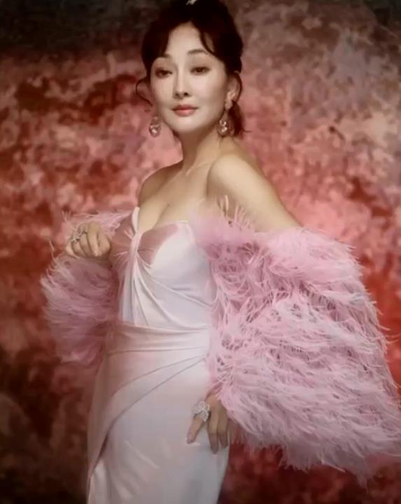 47岁牛莉秀马甲线,47岁牛莉晒素颜照马甲线太瞩目