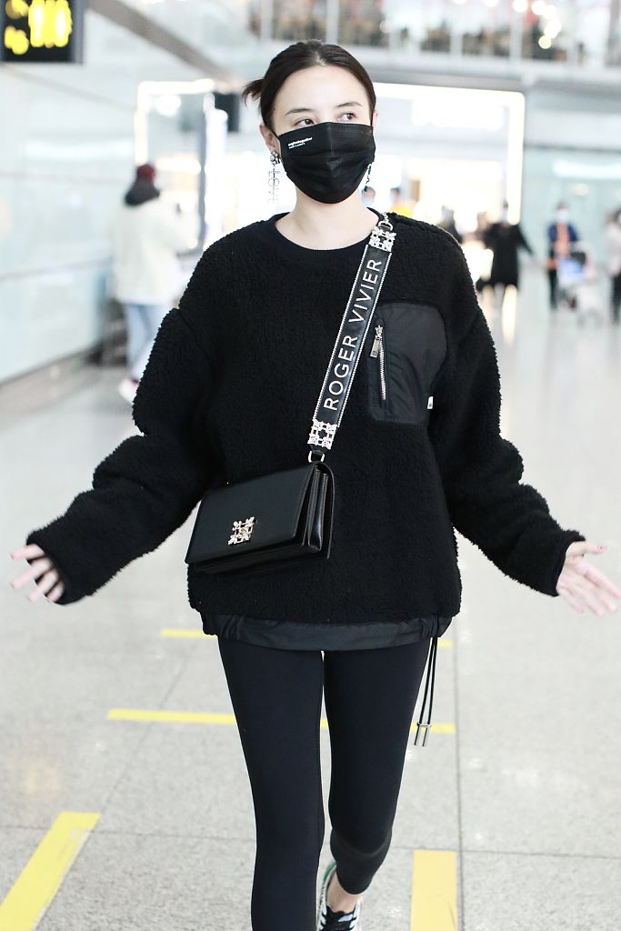 宋佳完美hold住水晶长耳环生图超美收粉丝自制新年贺卡甜笑暖心