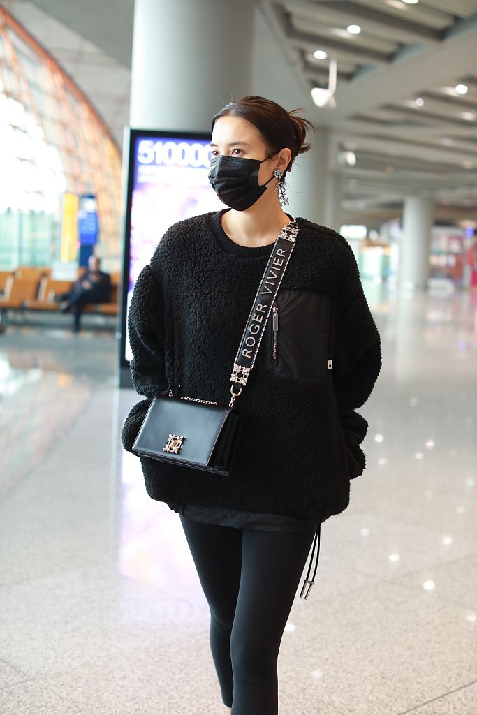 宋佳完美hold住水晶长耳环生图超美收粉丝自制新年贺卡甜笑暖心