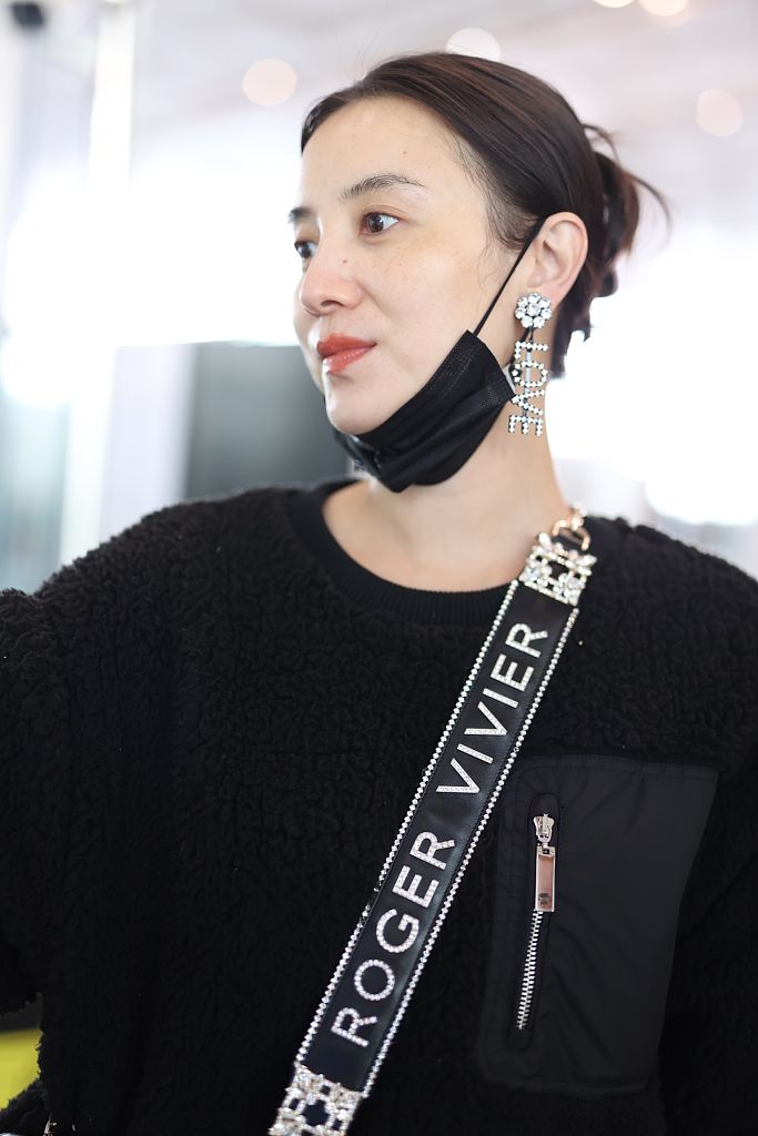 宋佳完美hold住水晶长耳环生图超美收粉丝自制新年贺卡甜笑暖心