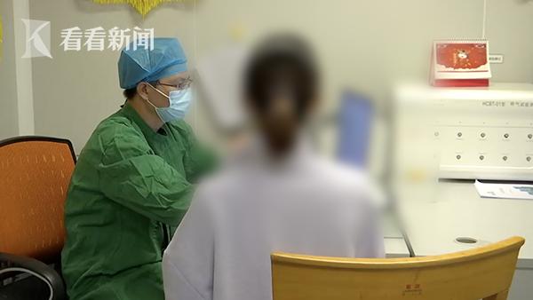 女子吞了一整只螃蟹,女子吃螃蟹被螃蟹腿吸住