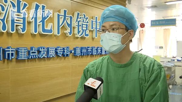 女子吞了一整只螃蟹,女子吃螃蟹被螃蟹腿吸住