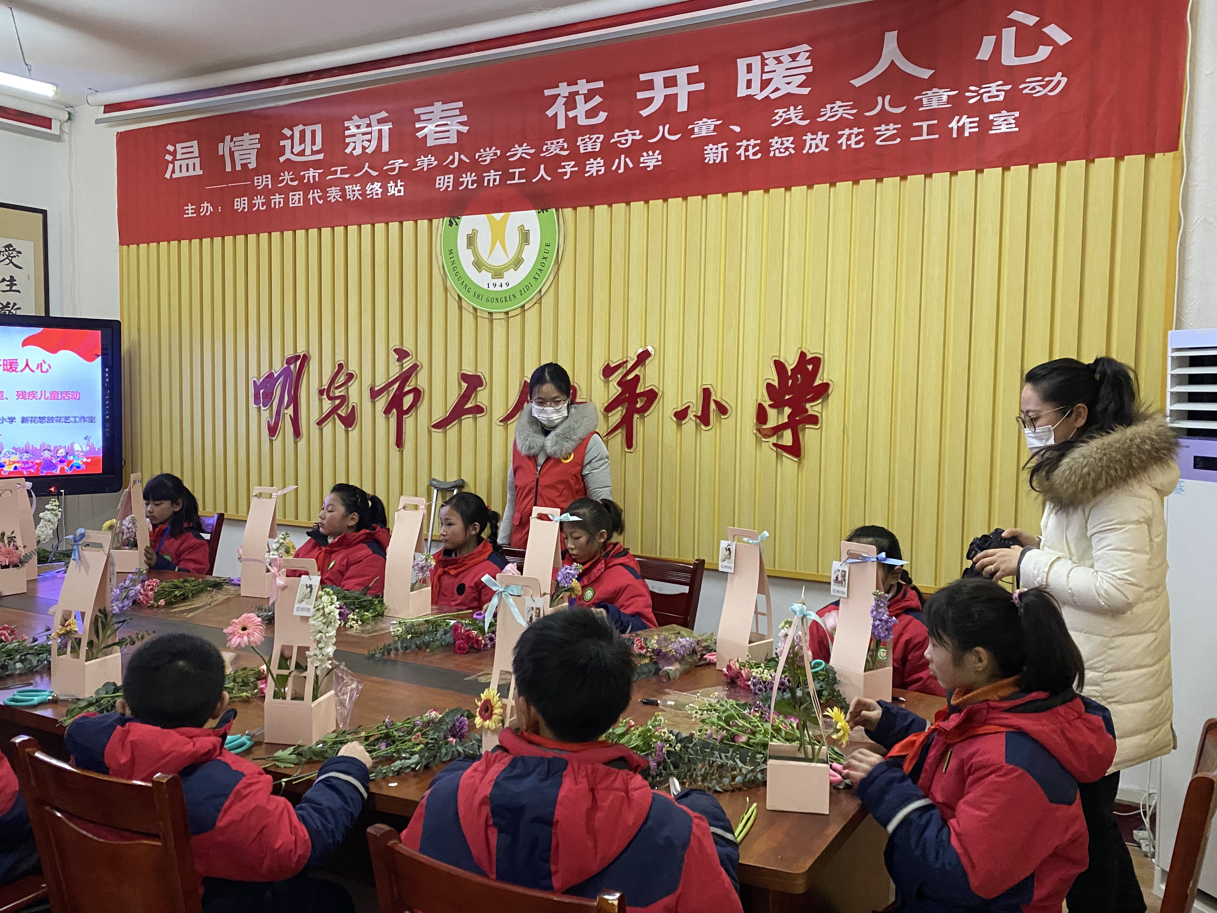 一抹暖心志愿红,一抹志愿红温暖群众心