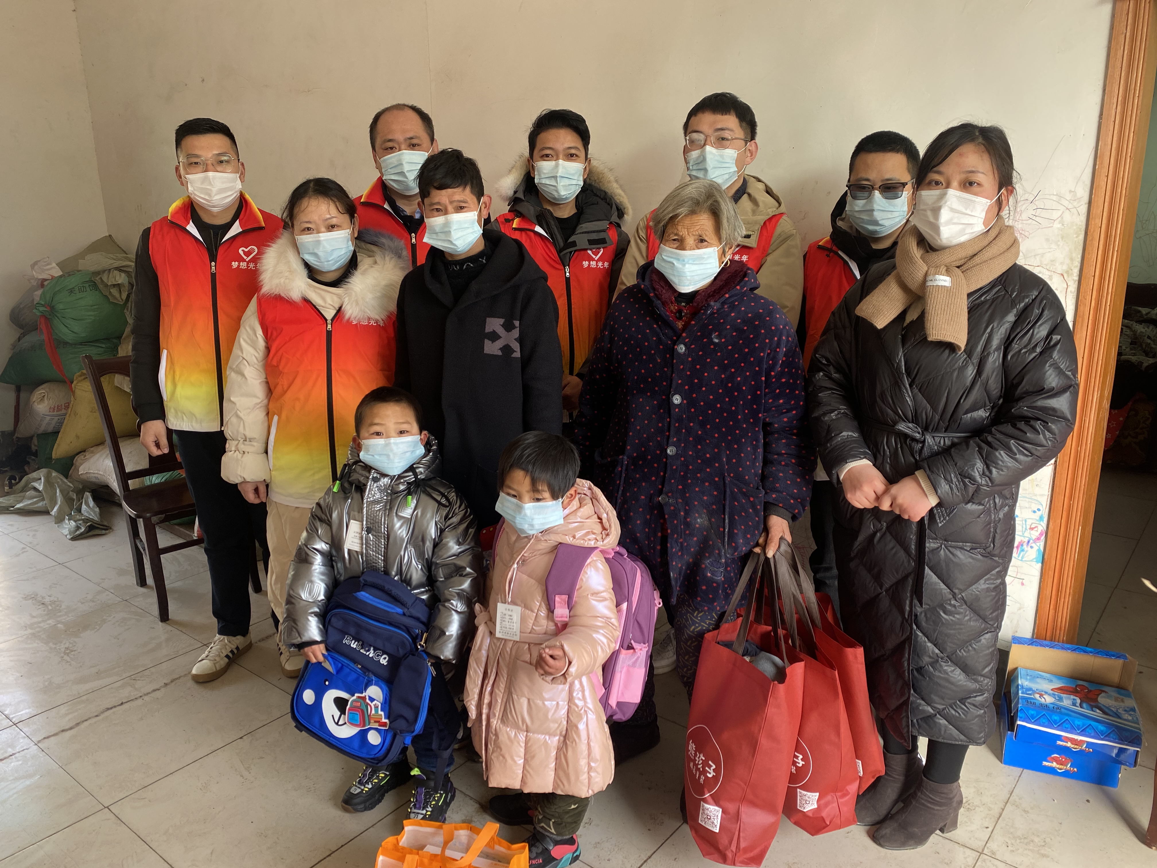 一抹暖心志愿红,一抹志愿红温暖群众心