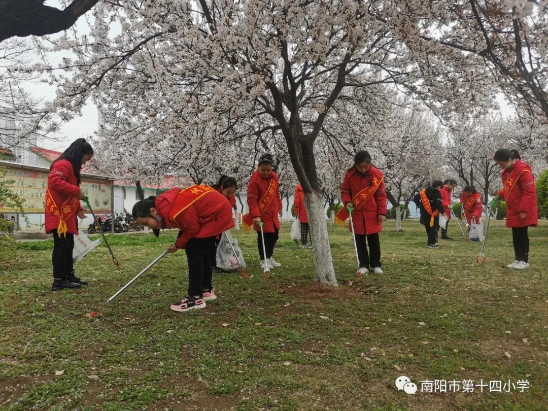 南阳市第十四小学校开展“学雷锋树新风”活动