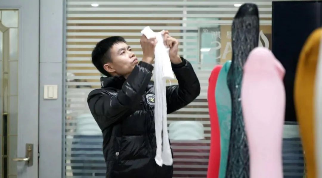 25年后，这位70后男人，成了年入20万的*袜丝**调色师丨后窗