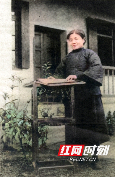 让色彩照进百年历史丨百年抗争:致敬了不起的她