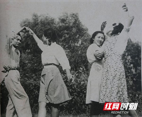 让色彩照进百年历史丨百年抗争：致敬了不起的她