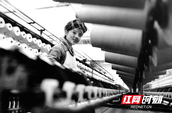 让色彩照进百年历史丨百年抗争：致敬了不起的她