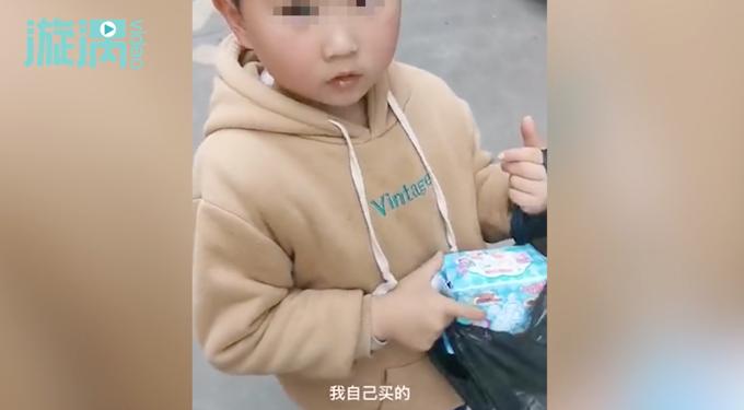 哭笑不得！6岁小男孩给怀孕妈妈买卫生巾，妈妈：他觉得我难受需要用