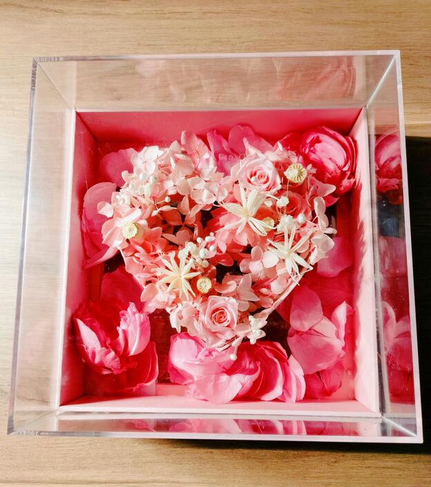 重庆小伙郁闷了！“女神节”给老婆献花却被骂，女生到底喜欢什么礼物？