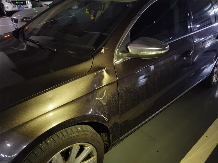 爱车停在车库被剐蹭,车主应该怎么办?