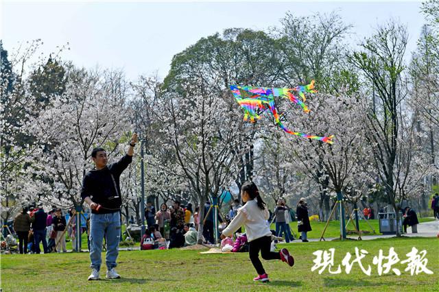 阴雨霸屏出门带好雨具,阴雨连绵撑伞