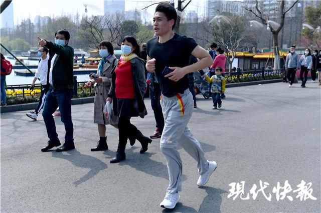 阴雨霸屏出门带好雨具,阴雨连绵撑伞
