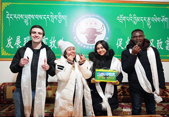 “解码幸福阿坝外国友人脱贫攻坚采风行”活动成功举行