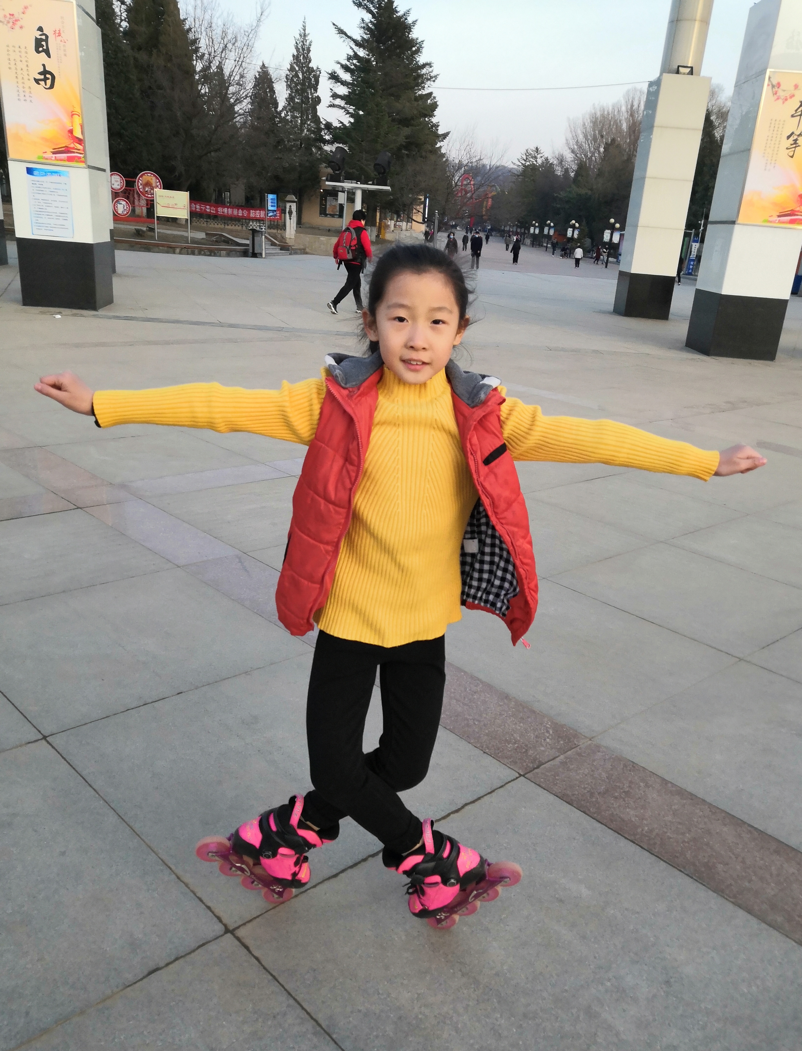 漂亮的花式轮滑视频,花式轮滑女孩