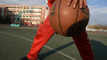 追光|一个铁圈、两根木头、三块木板,撑起少年“篮球梦”