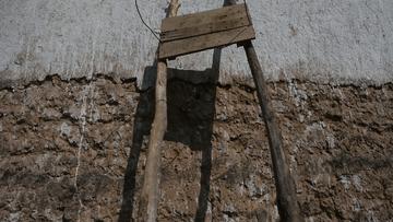 追光|一个铁圈、两根木头、三块木板,撑起少年“篮球梦”