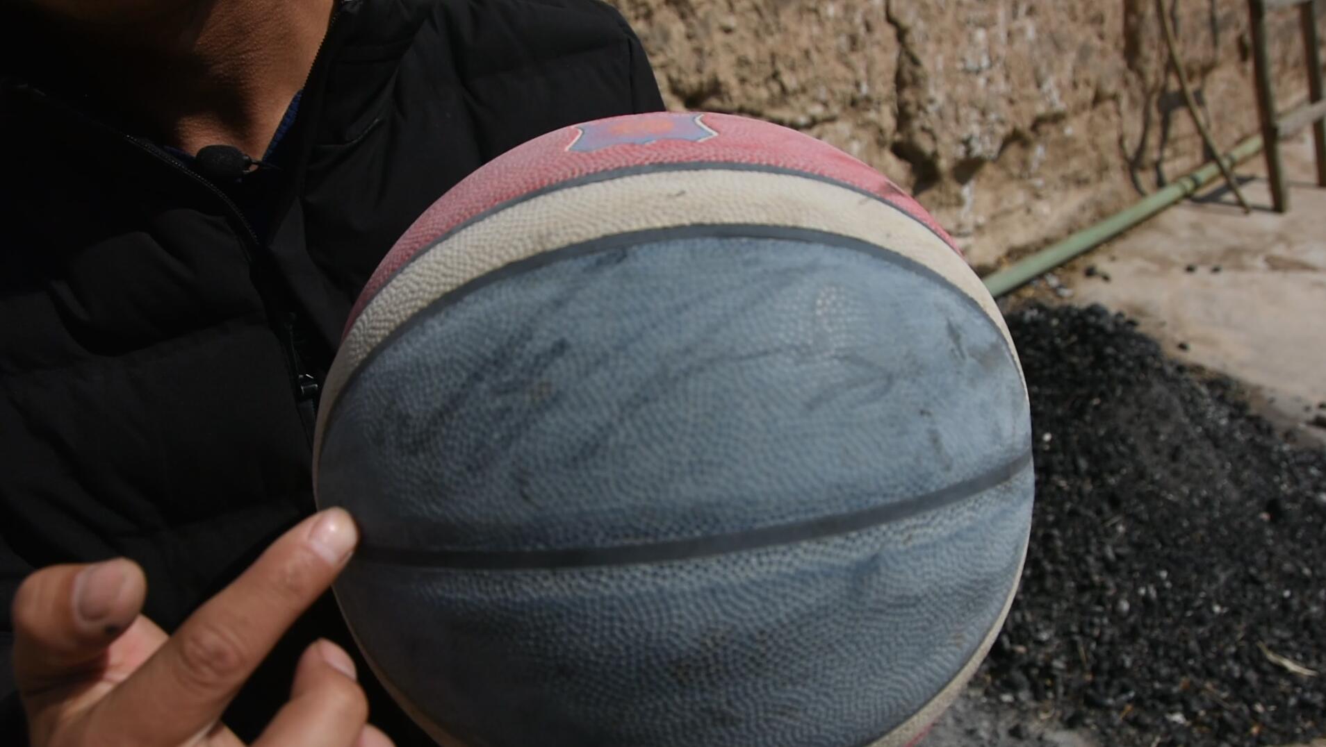 追光|一个铁圈、两根木头、三块木板,撑起少年“篮球梦”