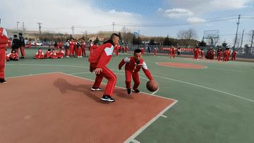 追光|一个铁圈、两根木头、三块木板,撑起少年“篮球梦”