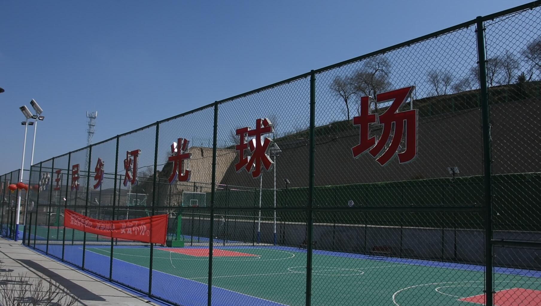 追光|一个铁圈、两根木头、三块木板,撑起少年“篮球梦”