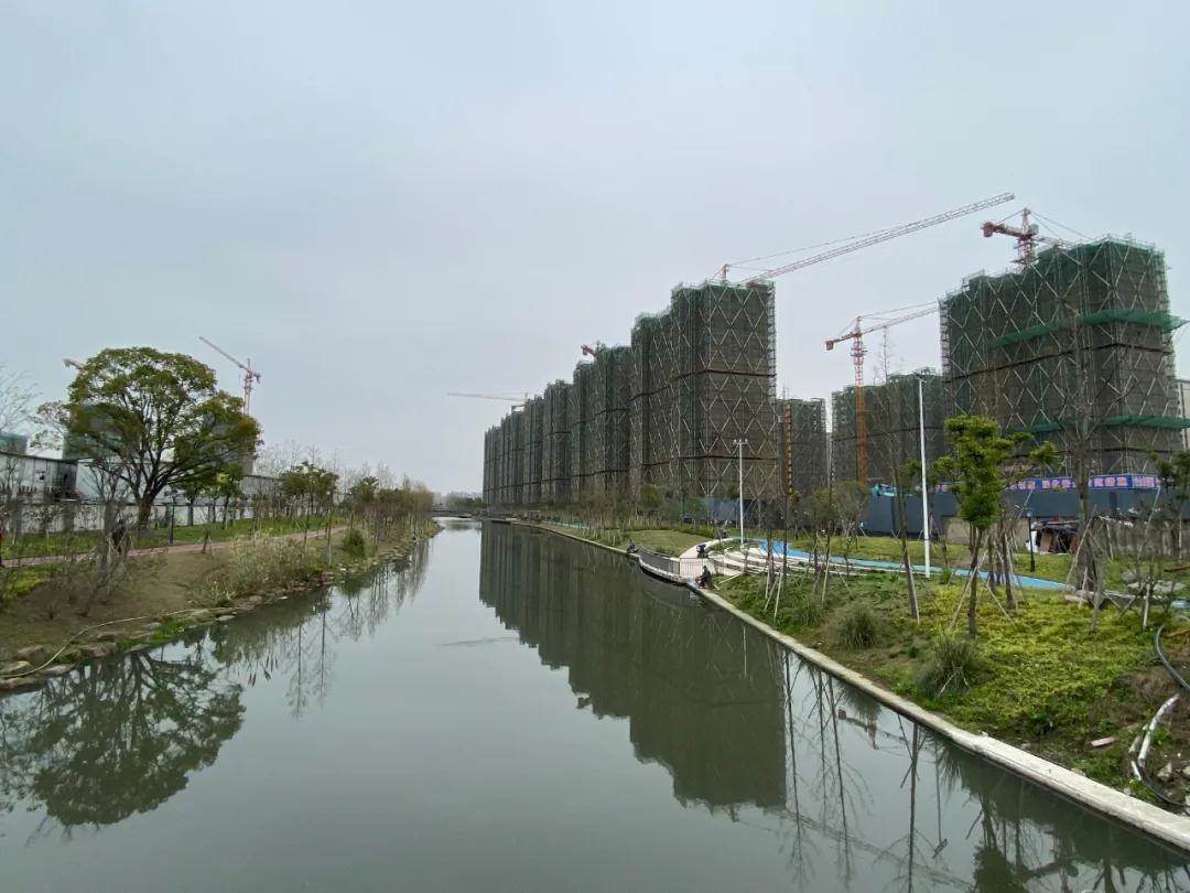 350万级起，共享地铁TOD，同是滨江物业，杭州笕桥两盘，你pick谁？我们探了三个盘