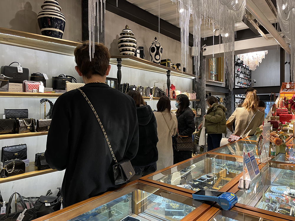 lv香奈儿爱马仕中古大牌捡漏价,买二手包选香奈儿好还是lv