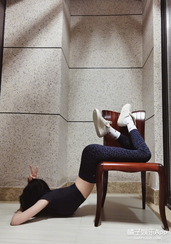 杨幂因为漫画腰道歉,杨幂回应漫画腰挑战误解