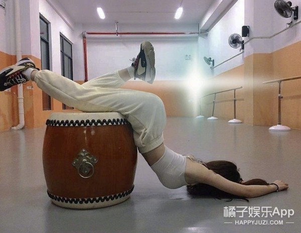 杨幂因为漫画腰道歉,杨幂回应漫画腰挑战误解