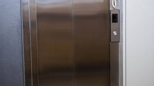 物业电梯维保过期,物业电梯年检超期怎么处理