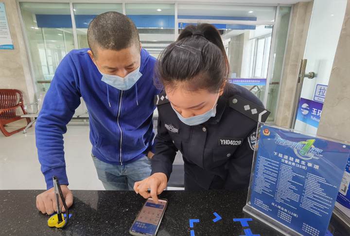 户籍民警上门服务受称赞,户籍民警上门服务解民忧