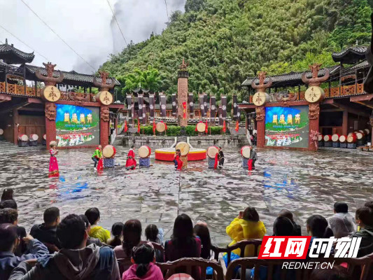 矮寨不矮时代标高丨时节海：从鼓王到网红只想展示家乡的美