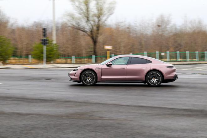 taycan冰莓粉沉浸式体验,taycan冰莓粉测评