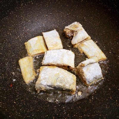 老妈烧的正宗家常菜,老妈教你烧带鱼