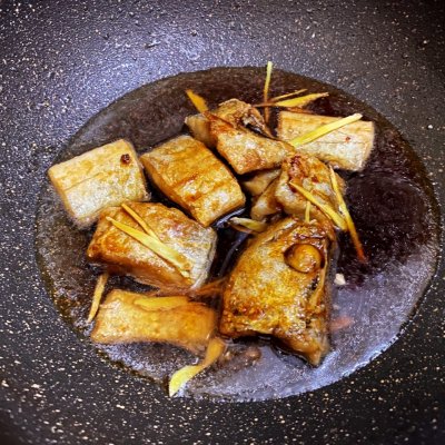 老妈烧的正宗家常菜,老妈教你烧带鱼