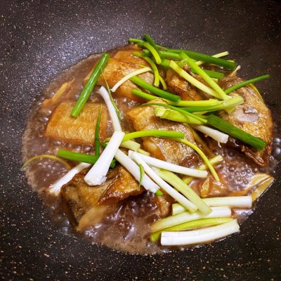 老妈烧的正宗家常菜,老妈教你烧带鱼