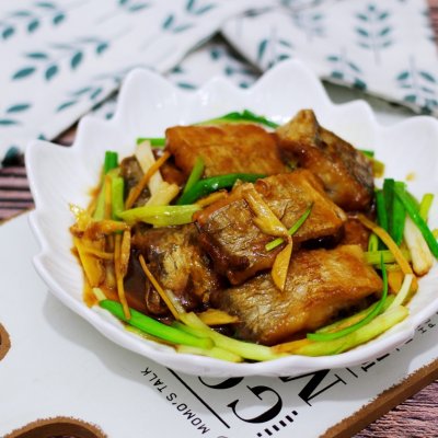 老妈烧的正宗家常菜,老妈教你烧带鱼