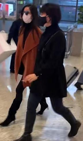 46岁李若彤惊人马甲线,54岁李若彤暴瘦