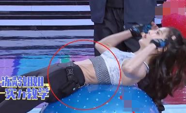 46岁李若彤惊人马甲线,54岁李若彤暴瘦